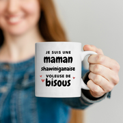 QUOTEDAZUR - Mug "Je Suis Une Maman Shawiniganaise Voleuse De Bisous" - Cadeau Pour Shawiniganaise - Cadeau Personnalisé Pour Femme - Cadeau Original Pour Anniversaire, Noël, Future Maman Naissance