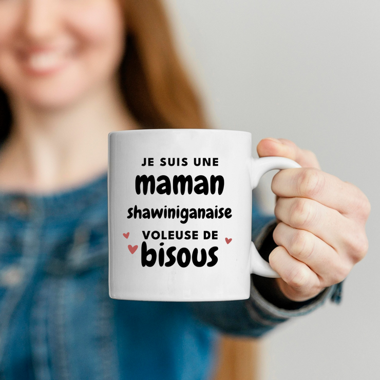 QUOTEDAZUR - Mug "Je Suis Une Maman Shawiniganaise Voleuse De Bisous" - Cadeau Pour Shawiniganaise - Cadeau Personnalisé Pour Femme - Cadeau Original Pour Anniversaire, Noël, Future Maman Naissance