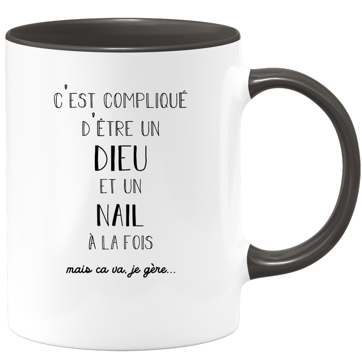 quotedazur - Mug Compliqué D'Être Un Dieu Et Un Nail Mais Ça Va Je Gère - Cadeau Humour Prénom - Idée Cadeau Famille Saint Valentin - Tasse Prénom Nail
