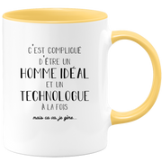 quotedazur - Mug Compliqué D'Être Un Homme Idéal Et Un Technologue  À La Fois Mais Ca Va Je Gère - Cadeau Humour Métier Travail - Idée Cadeau Pot De Départ Chef  - Tasse Cadeau Retraite Noël