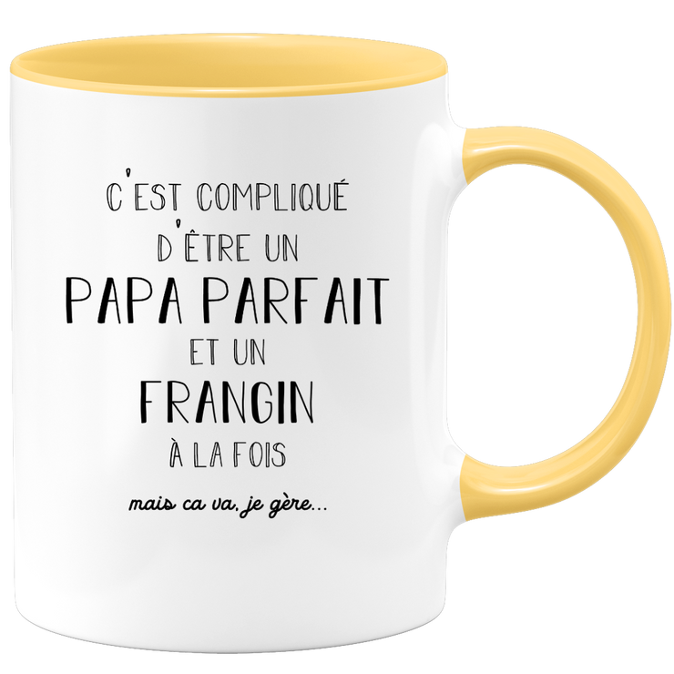 quotedazur - Mug C'est Compliqué D'être Un Papa Parfait Et Un Frangin Mais Ça Va Je Gère - Idée Cadeau Humoristique Pour Anniversaire, Noël, Famille