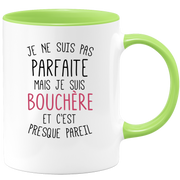 quotedazur - Mug Je Ne Suis Pas Parfaite Mais Je Suis Bouchere Et C'est Presque Pareil - Cadeau Humour Métier Travail  - Idée Cadeau Bouchere Pot De Départ Cheffe Mutation - Tasse Cadeau Noël Bureau