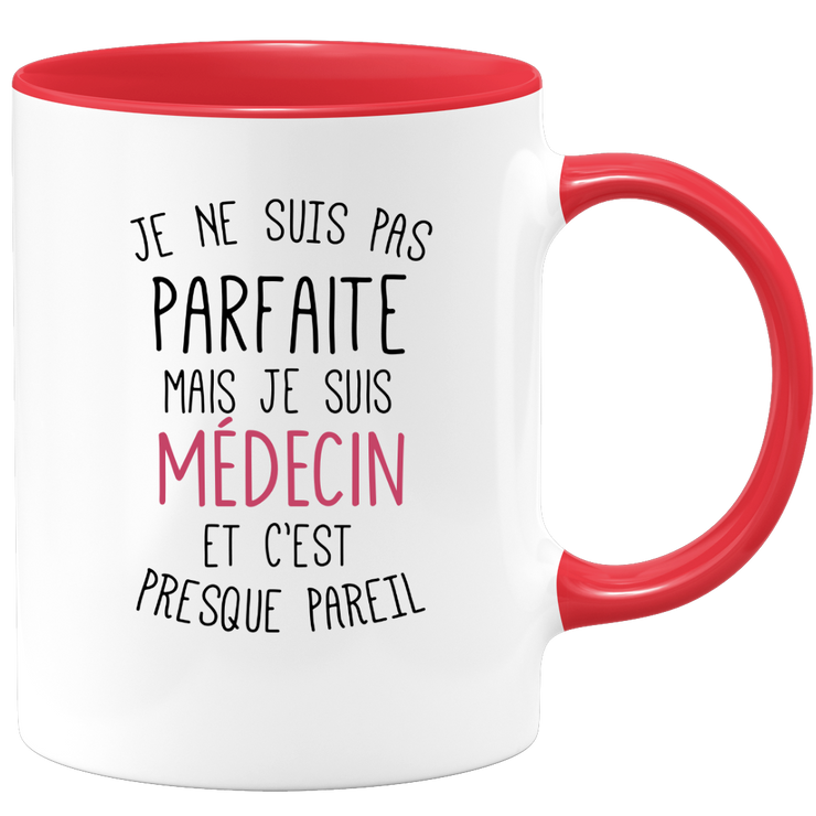 quotedazur - Mug Je Ne Suis Pas Parfaite Mais Je Suis Medecin Et C'est Presque Pareil - Cadeau Humour Métier Travail  - Idée Cadeau Medecin Pot De Départ Cheffe Mutation - Tasse Cadeau Noël Bureau