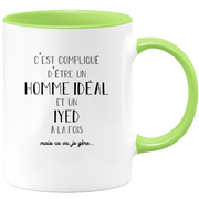 quotedazur - Mug Compliqué D'Être Un Homme Idéal Et Un Iyed Mais Ça Va Je Gère - Cadeau Humour Prénom - Idée Cadeau Famille Saint Valentin - Tasse Prénom Iyed