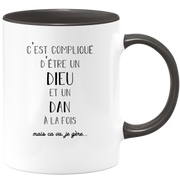 quotedazur - Mug Compliqué D'Être Un Dieu Et Un Dan Mais Ça Va Je Gère - Cadeau Humour Prénom - Idée Cadeau Famille Saint Valentin - Tasse Prénom Dan