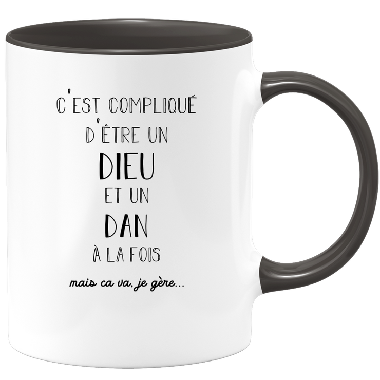 quotedazur - Mug Compliqué D'Être Un Dieu Et Un Dan Mais Ça Va Je Gère - Cadeau Humour Prénom - Idée Cadeau Famille Saint Valentin - Tasse Prénom Dan