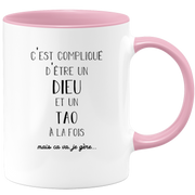 quotedazur - Mug Compliqué D'Être Un Dieu Et Un Tao Mais Ça Va Je Gère - Cadeau Humour Prénom - Idée Cadeau Famille Saint Valentin - Tasse Prénom Tao
