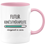 quotedazur - Mug Futur Kinesitherapeute Chargement En Cours - Cadeau Humour Métier Travail  - Idée Cadeau Kinesitherapeute Pot De Départ Chef Mutation - Tasse Cadeau Noël Bureau