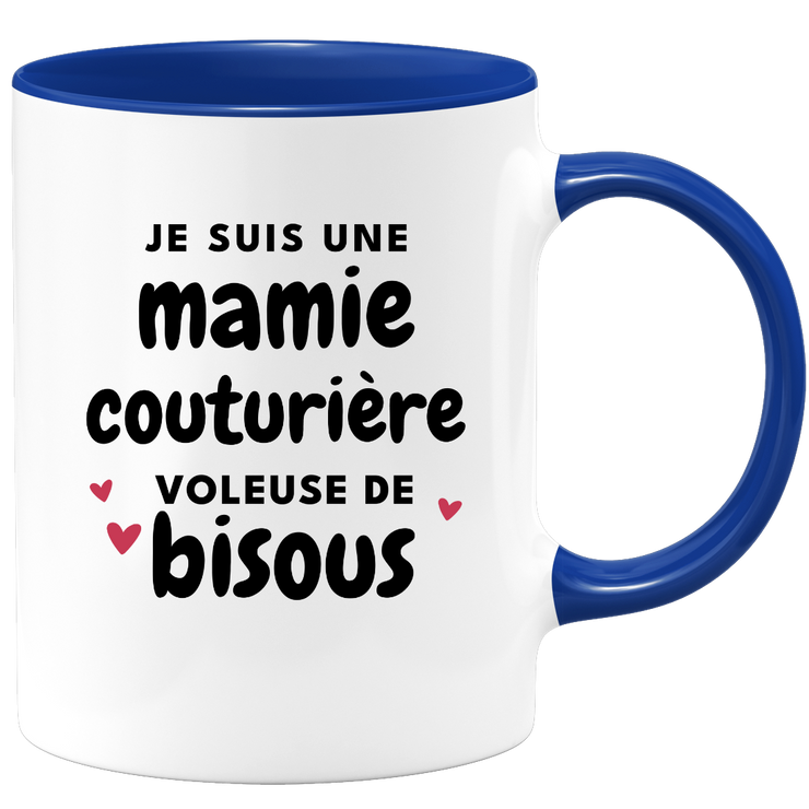quotedazur - Mug Je Suis Une Mamie Couturière Voleuse De Bisous - Cadeau Fête Des Grand Mères Original - Idée Cadeau Pour Anniversaire Mémé Couture - Cadeau Future Mamy Naissance