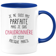 quotedazur - Mug Je Ne Suis Pas Parfaite Mais Je Suis Chaudronniere Et C'Est Presque Pareil - Cadeau Humour Métier Travail  - Idée Cadeau Chaudronniere Pot De Départ Cheffe  - Tasse Cadeau Noël
