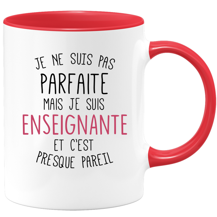 quotedazur - Mug Je Ne Suis Pas Parfaite Mais Je Suis Enseignante Et C'Est Presque Pareil - Cadeau Humour Métier Travail  - Idée Cadeau Enseignante Pot De Départ Cheffe  - Tasse Cadeau Noël
