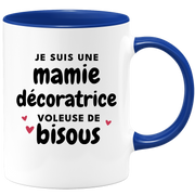 quotedazur - Mug Je Suis Une Mamie Décoratrice Voleuse De Bisous - Cadeau Fête Des Grand Mères Original - Idée Cadeau Pour Anniversaire Mémé Décoration - Cadeau Future Mamy Naissance