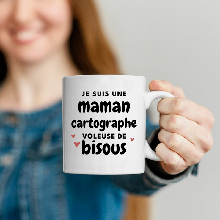 quotedazur - Mug Je Suis Une Maman Cartographe Voleuse De Bisous - Cadeau Fête Des Mères Original - Idée Cadeau Pour Anniversaire Maman - Cadeau Pour Future Maman Naissance