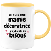 quotedazur - Mug Je Suis Une Mamie Décoratrice Voleuse De Bisous - Cadeau Fête Des Grand Mères Original - Idée Cadeau Pour Anniversaire Mémé Décoration - Cadeau Future Mamy Naissance