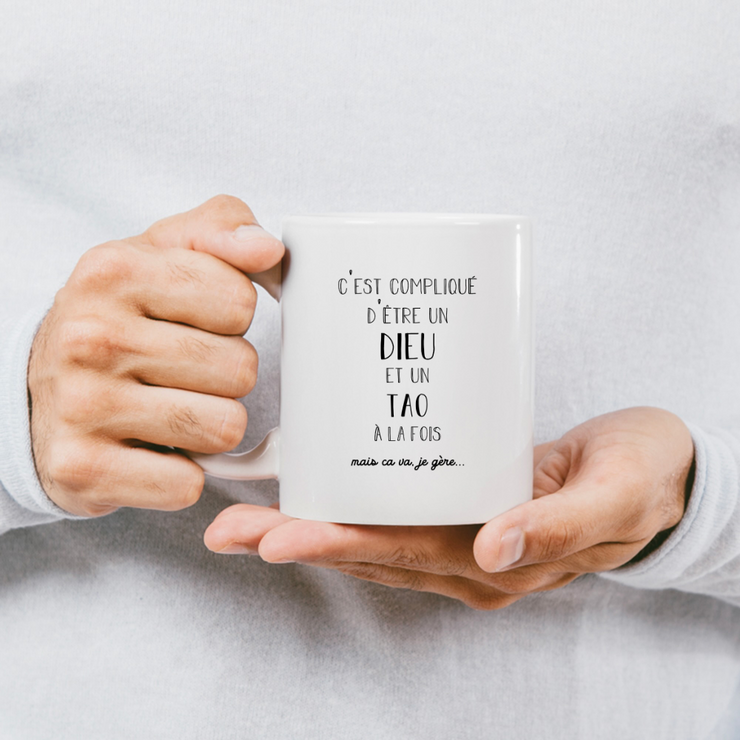 quotedazur - Mug Compliqué D'Être Un Dieu Et Un Tao Mais Ça Va Je Gère - Cadeau Humour Prénom - Idée Cadeau Famille Saint Valentin - Tasse Prénom Tao