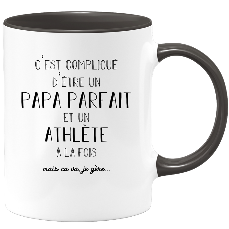 quotedazur - Mug C'est Compliqué D'Être Un Papa Parfait Et Un Athlète À La Fois Mais Ça Va Je Gère - Idée Cadeau Humoristique pour Pères Sportifs, Anniversaires, Fête des Pères