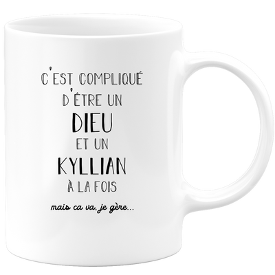 quotedazur - Mug Compliqué D'Être Un Dieu Et Un Kyllian Mais Ça Va Je Gère - Cadeau Humour Prénom - Idée Cadeau Famille Saint Valentin - Tasse Prénom Kyllian