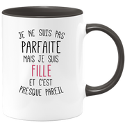 quotedazur - Mug Je Ne Suis Pas Parfaite Mais Je Suis Fille Et C'est Presque Pareil - Cadeau Humoristique pour Anniversaire ou Noël