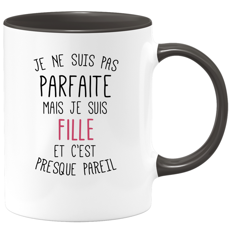 quotedazur - Mug Je Ne Suis Pas Parfaite Mais Je Suis Fille Et C'est Presque Pareil - Cadeau Humoristique pour Anniversaire ou Noël