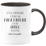 quotedazur - Mug C'est Compliqué D'être Un Papa Parfait Et Un Oncle Mais Ça Va Je Gère - Cadeau Idéal Pour Famille, Fête des Pères, Anniversaire