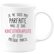 quotedazur - Mug Je Ne Suis Pas Parfaite Mais Je Suis Kinésithérapeute Cadeau Collègue De Travail - Cadeau Départ Femme, Chef, Stagiaire, Départ Retraite - Idée Cadeau Original, Humour, Drôle, Rigolo