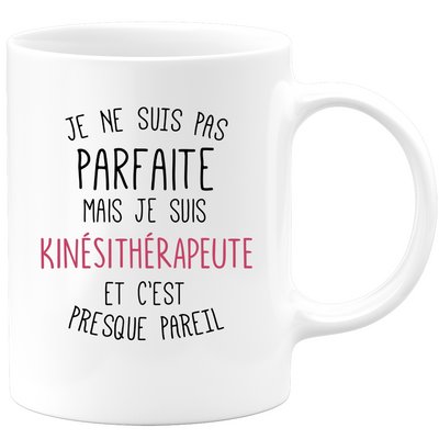 quotedazur - Mug Je Ne Suis Pas Parfaite Mais Je Suis Kinésithérapeute Cadeau Collègue De Travail - Cadeau Départ Femme, Chef, Stagiaire, Départ Retraite - Idée Cadeau Original, Humour, Drôle, Rigolo