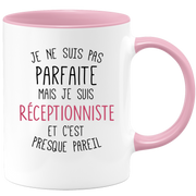 quotedazur - Mug Je Ne Suis Pas Parfaite Mais Je Suis Receptionniste Et C'Est Presque Pareil - Cadeau Humour Métier Travail  - Idée Cadeau Receptionniste Pot De Départ Cheffe  - Tasse Cadeau Noël