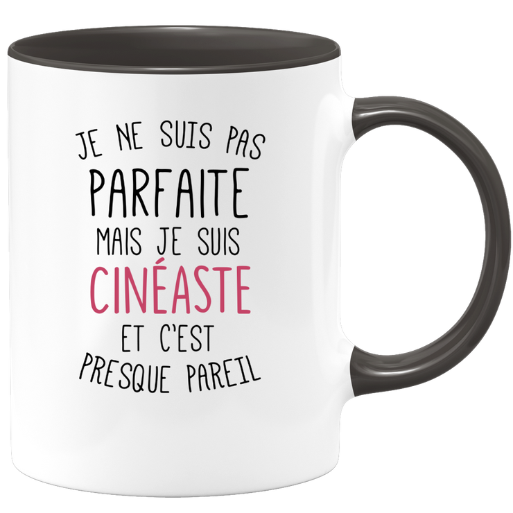 quotedazur - Mug Je Ne Suis Pas Parfaite Mais Je Suis Cineaste Et C'est Presque Pareil - Cadeau Humour Métier Travail  - Idée Cadeau Cineaste Pot De Départ Cheffe Mutation - Tasse Cadeau Noël Bureau