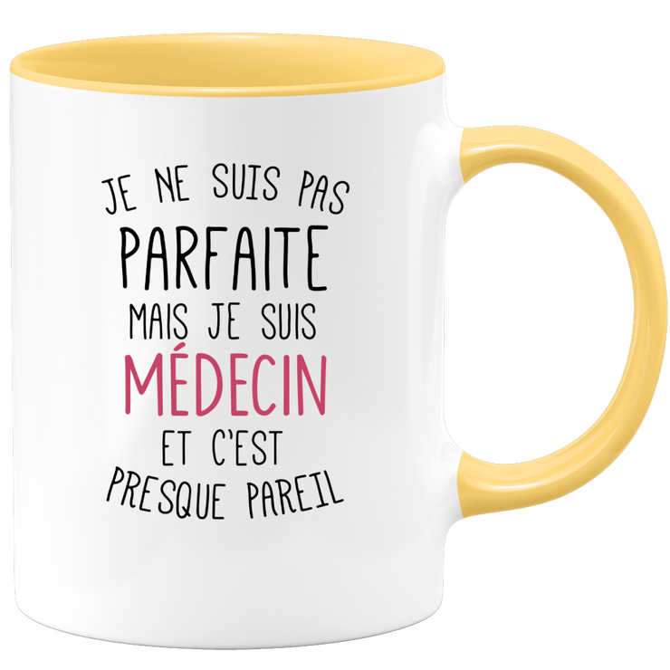 quotedazur - Mug Je Ne Suis Pas Parfaite Mais Je Suis Medecin Et C'est Presque Pareil - Cadeau Humour Métier Travail  - Idée Cadeau Medecin Pot De Départ Cheffe Mutation - Tasse Cadeau Noël Bureau