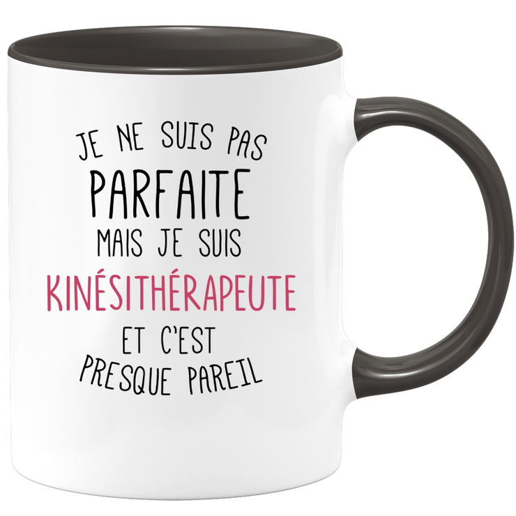quotedazur - Mug Je Ne Suis Pas Parfaite Mais Je Suis Kinésithérapeute Cadeau Collègue De Travail - Cadeau Départ Femme, Chef, Stagiaire, Départ Retraite - Idée Cadeau Original, Humour, Drôle, Rigolo