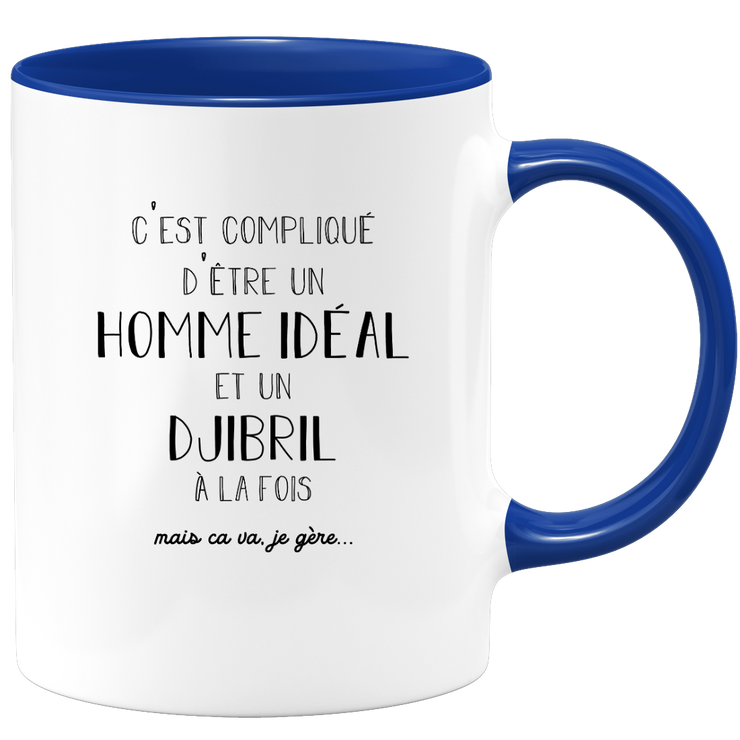 quotedazur - Mug Compliqué D'Être Un Homme Idéal Et Un Djibril Mais Ça Va Je Gère - Cadeau Humour Prénom - Idée Cadeau Famille Saint Valentin - Tasse Prénom Djibril