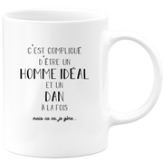 quotedazur - Mug Compliqué D'Être Un Homme Idéal Et Un Dan Mais Ça Va Je Gère - Cadeau Humour Prénom - Idée Cadeau Famille Saint Valentin - Tasse Prénom Dan