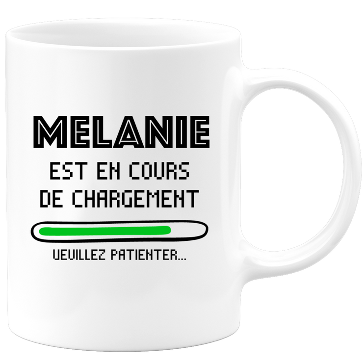 quotedazur - Mug Melanie Est En Cours De Chargement Veuillez Patienter - Cadeau Melanie Prénom Femme Personnalisé - Cadeau Annniversaire Noël Adolescent Collègue