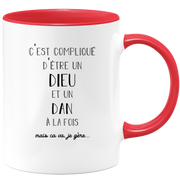 quotedazur - Mug Compliqué D'Être Un Dieu Et Un Dan Mais Ça Va Je Gère - Cadeau Humour Prénom - Idée Cadeau Famille Saint Valentin - Tasse Prénom Dan