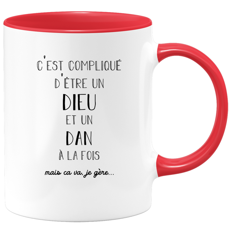 quotedazur - Mug Compliqué D'Être Un Dieu Et Un Dan Mais Ça Va Je Gère - Cadeau Humour Prénom - Idée Cadeau Famille Saint Valentin - Tasse Prénom Dan