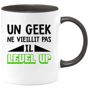 quotedazur - Mug Un Geek Ne Vieillit Pas Il Level Up - Idée Cadeau Gamer Nerd - Humour Adolescent Couple Saint Valentin - Gadget Homme - Anniversaire Frère Meilleur Ami