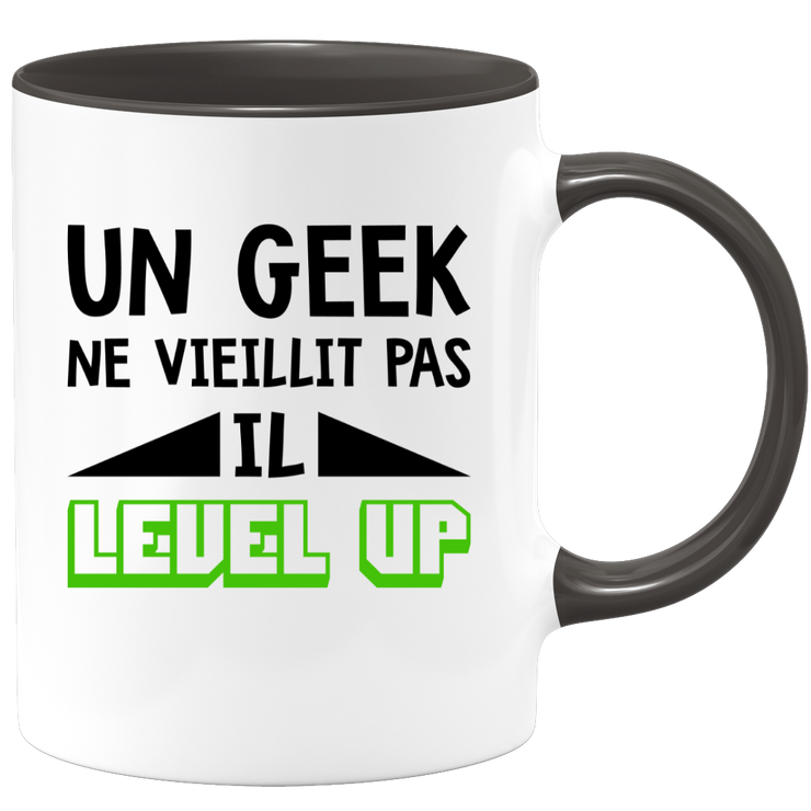 quotedazur - Mug Un Geek Ne Vieillit Pas Il Level Up - Idée Cadeau Gamer Nerd - Humour Adolescent Couple Saint Valentin - Gadget Homme - Anniversaire Frère Meilleur Ami