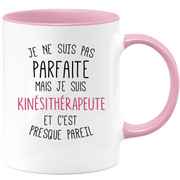 quotedazur - Mug Je Ne Suis Pas Parfaite Mais Je Suis Kinésithérapeute Cadeau Collègue De Travail - Cadeau Départ Femme, Chef, Stagiaire, Départ Retraite - Idée Cadeau Original, Humour, Drôle, Rigolo