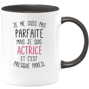 quotedazur - Mug Je Ne Suis Pas Parfaite Mais Je Suis Actrice Et C'est Presque Pareil - Cadeau Humour Métier Travail  - Idée Cadeau Actrice Pot De Départ Cheffe Mutation - Tasse Cadeau Noël Bureau