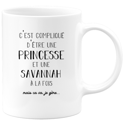 quotedazur - Mug Prénom Savannah Compliqué D'Être Une Princesse Et Une Savannah Mais Ca Va Je Gère - Cadeau Humour Prénom - Idée Cadeau  Saint Valentin - Tasse Prénom Savannah - Idéal Pour Noël