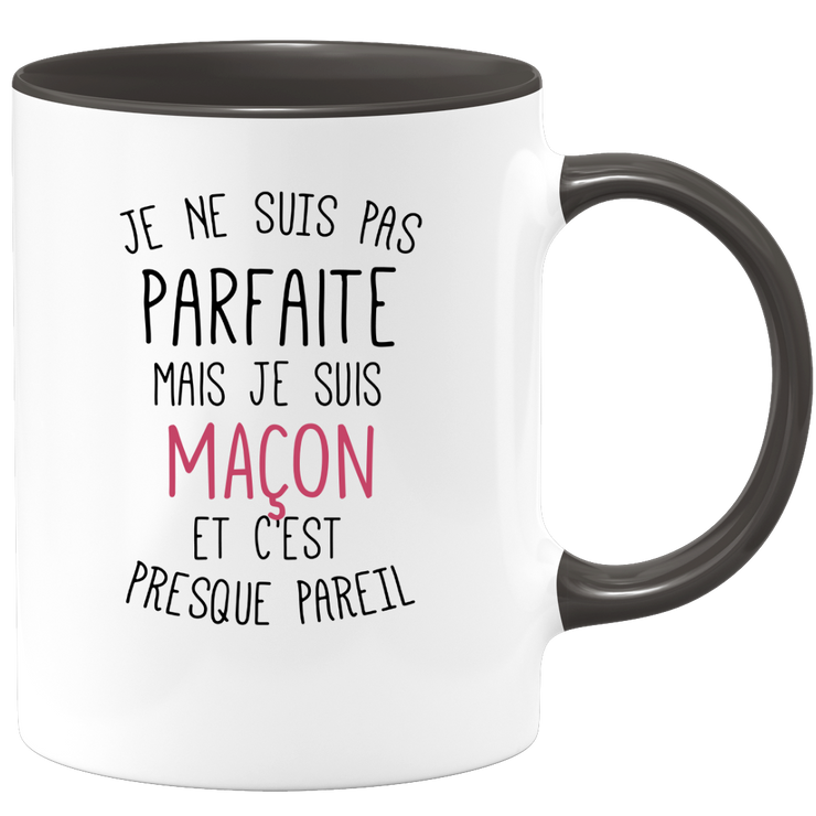 quotedazur - Mug Je Ne Suis Pas Parfaite Mais Je Suis Macon Et C'est Presque Pareil - Cadeau Humour Métier Travail  - Idée Cadeau Macon Pot De Départ Cheffe Mutation - Tasse Cadeau Noël Bureau