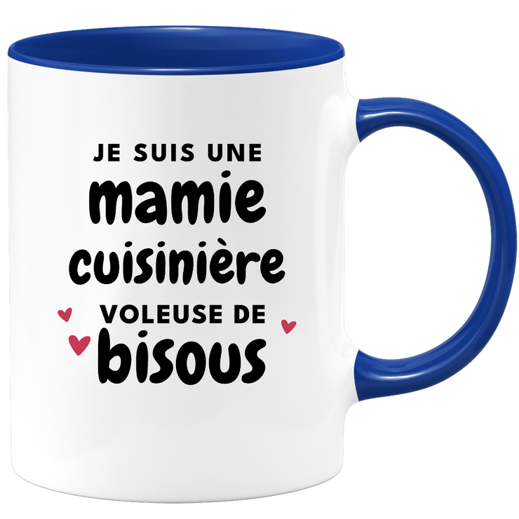 quotedazur - Mug Je Suis Une Mamie Cuisinière Voleuse De Bisous - Cadeau Fête Des Grand Mères Original - Idée Cadeau Pour Anniversaire Mémé Cuisine - Cadeau Future Mamy Naissance