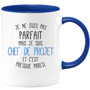 quotedazur - Mug Je Ne Suis Pas Parfait Mais Je Suis Chef De Projet Et C'Est Presque Pareil - Cadeau Humour Métier Travail  - Idée Cadeau Chef De Projet Pot De Départ Chef - Tasse Cadeau Noël