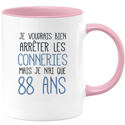 quotedazur - Mug J'Aimerai Bien Arrêter Les Conneries Mais Je N'Ai Que 88 Ans - Idée Cadeau Anniversaire 88 Ans Homme Femme - Tasse Idée Cadeau Original, Humour, Drôle, Rigolo, Fun