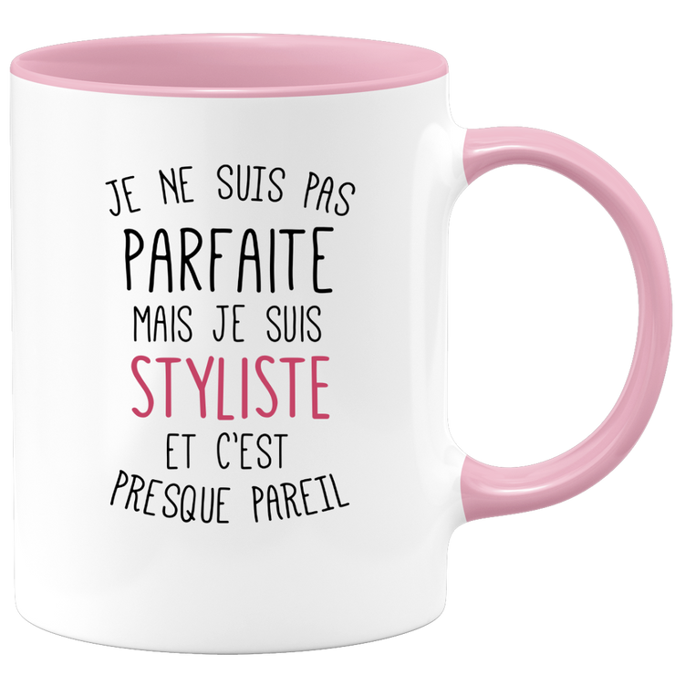 quotedazur - Mug Je Ne Suis Pas Parfaite Mais Je Suis Styliste Et C'est Presque Pareil - Cadeau Humour Métier Travail  - Idée Cadeau Styliste Pot De Départ Cheffe Mutation - Tasse Cadeau Noël Bureau