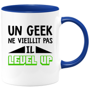 quotedazur - Mug Un Geek Ne Vieillit Pas Il Level Up - Idée Cadeau Gamer Nerd - Humour Adolescent Couple Saint Valentin - Gadget Homme - Anniversaire Frère Meilleur Ami