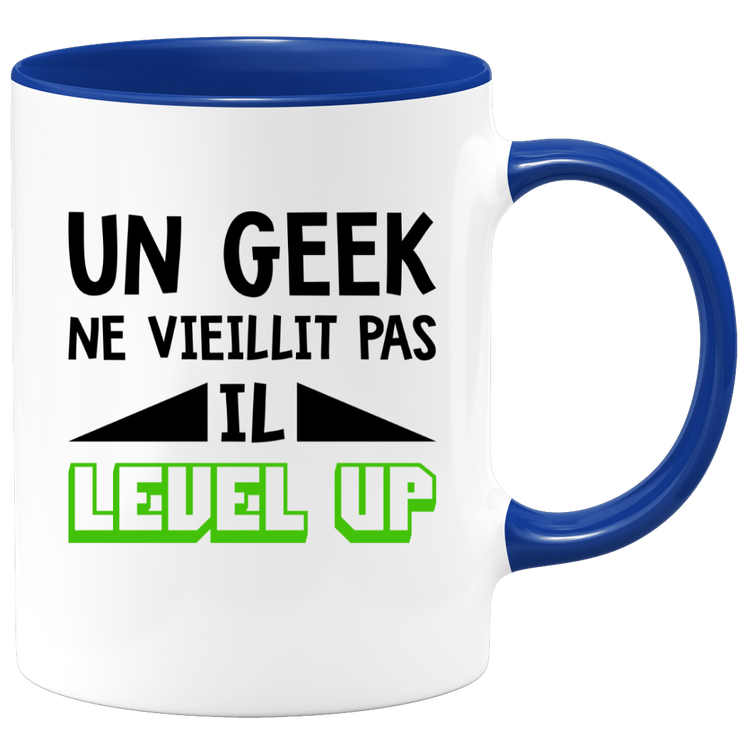 quotedazur - Mug Un Geek Ne Vieillit Pas Il Level Up - Idée Cadeau Gamer Nerd - Humour Adolescent Couple Saint Valentin - Gadget Homme - Anniversaire Frère Meilleur Ami