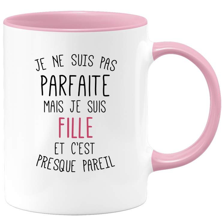 quotedazur - Mug Je Ne Suis Pas Parfaite Mais Je Suis Fille Et C'est Presque Pareil - Cadeau Humoristique pour Anniversaire ou Noël