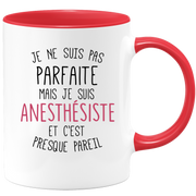 quotedazur - Mug Je Ne Suis Pas Parfaite Mais Je Suis Anethesiste Et C'Est Presque Pareil - Cadeau Humour Métier Travail  - Idée Cadeau Anethesiste Pot De Départ Cheffe  - Tasse Cadeau Noël