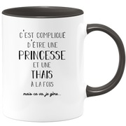 quotedazur - Mug Prénom Thais Compliqué D'Être Une Princesse Et Une Thais Mais Ca Va Je Gère - Cadeau Humour Prénom - Idée Cadeau  Saint Valentin - Tasse Prénom Thais - Idéal Pour Noël